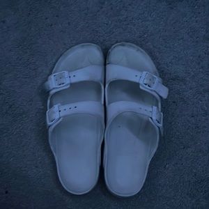 beachy sandles white size 6.5
